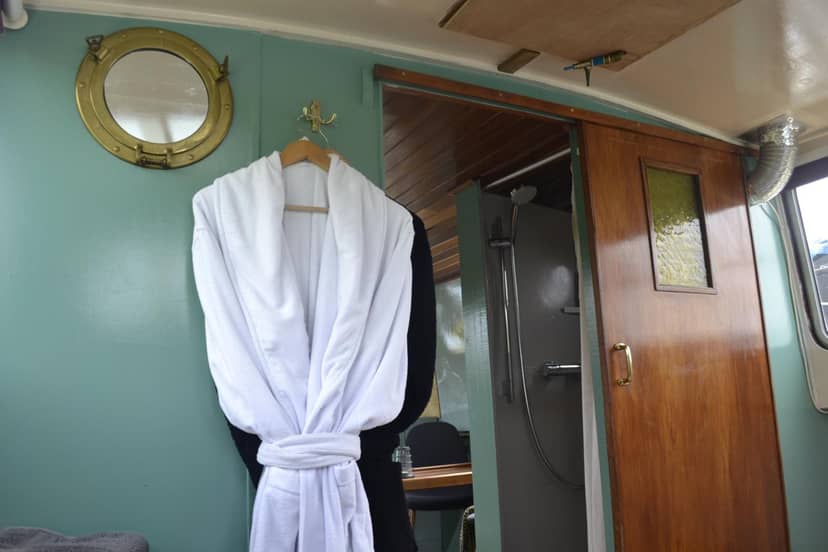 Floating B&B Amsterdam — bathroom