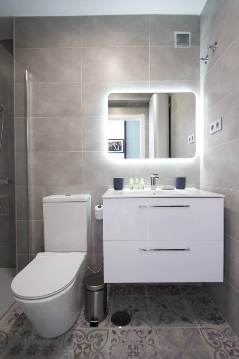 Hip & Cozy 2 room apt — bathroom