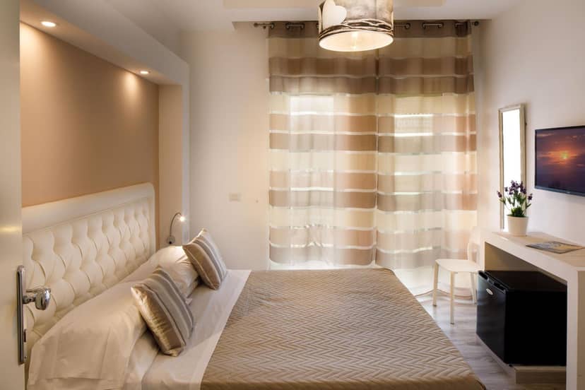 Sorrento Comfort Rooms con piscina — hotel room