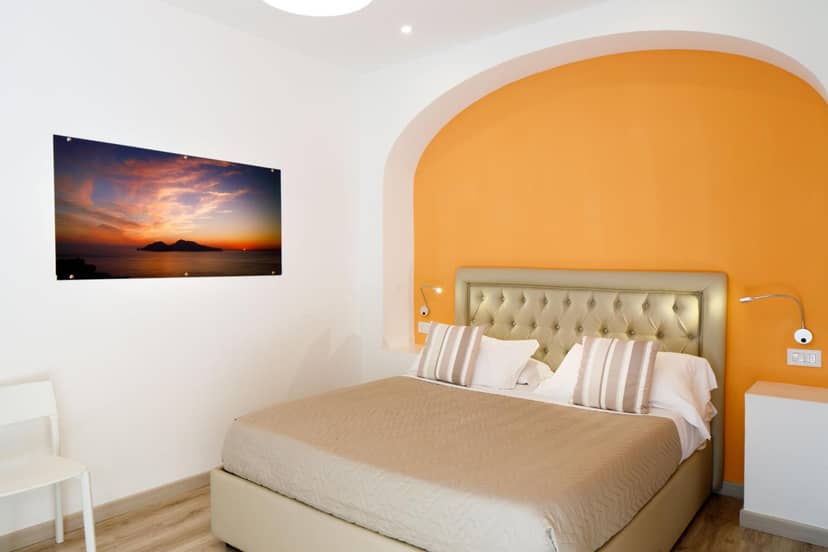 Sorrento Comfort Rooms con piscina — hotel room