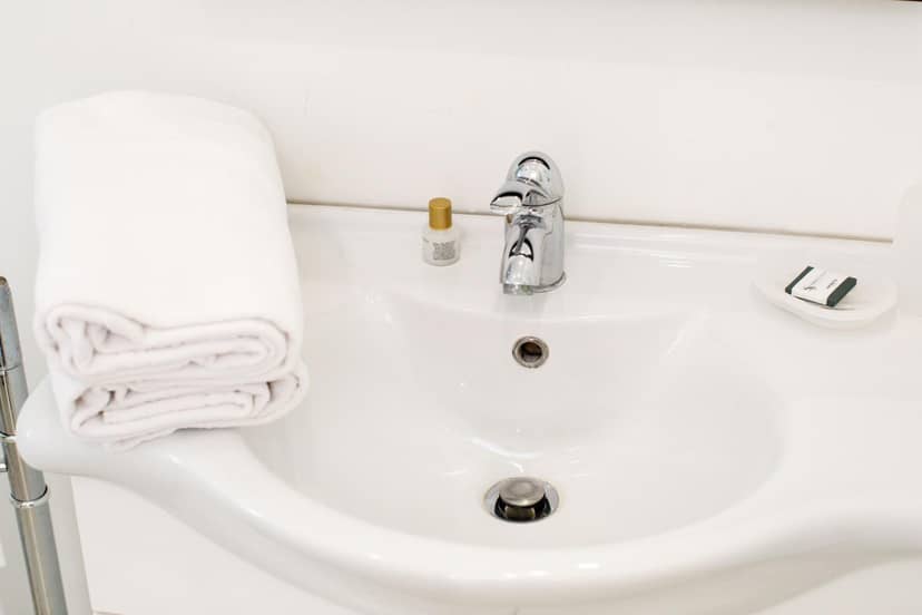 Sorrento Comfort Rooms con piscina — bathroom