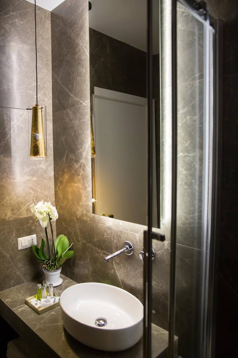 Unicum Roma Suites — bathroom