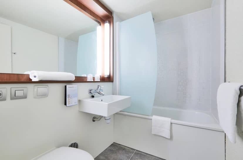 Campanile NATURE - Marseille Saint-Antoine — bathroom