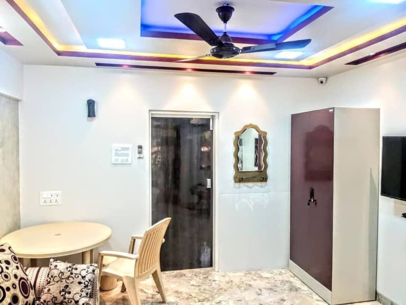 Cozy Furnished Apartment One Block From The Ocean — hotel room