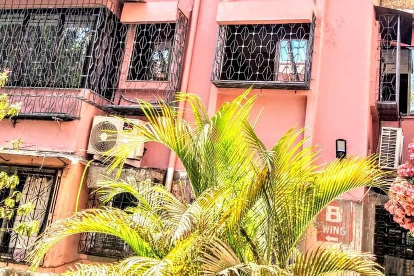 Cozy Furnished Apartment One Block From The Ocean — building