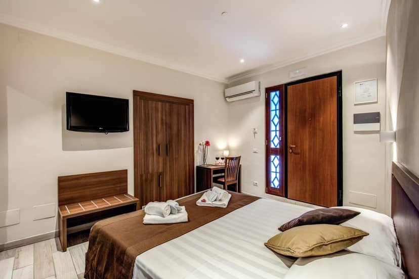 House Garden — hotel room