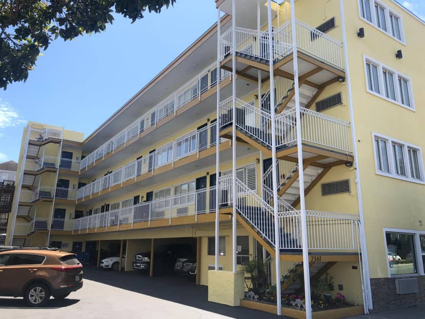 Presidio Parkway Inn — building