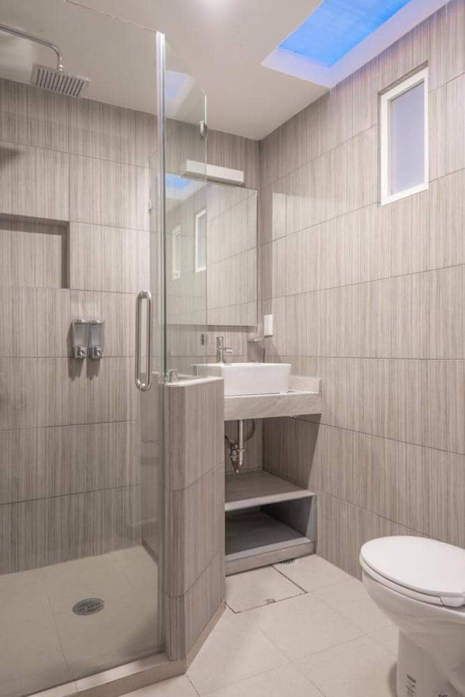 JUUB Newly Renovated cozy Studio @ La Roma — bathroom