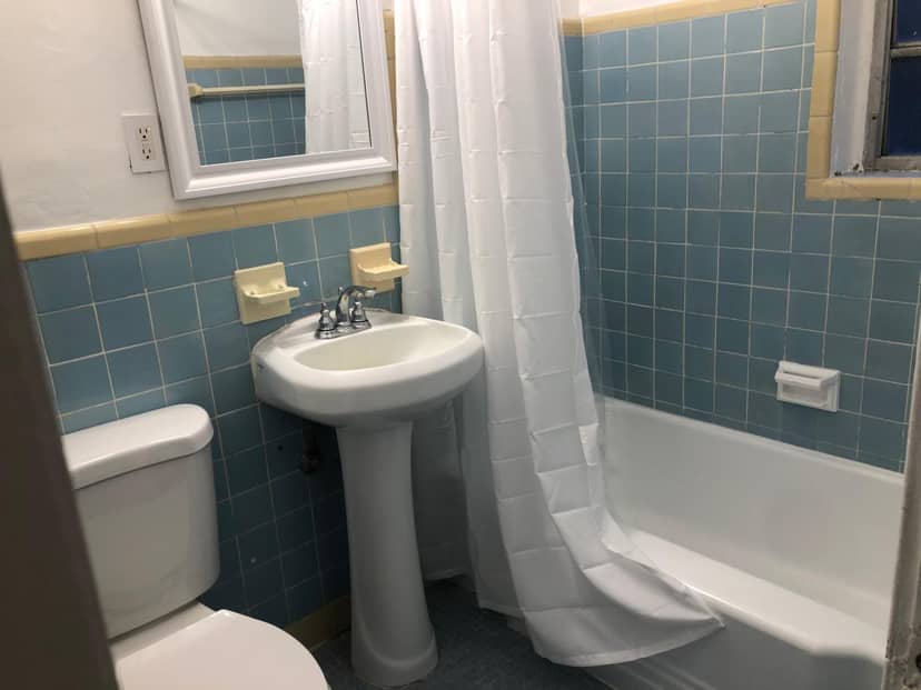 Beautiful Quiet Neighborhood — bathroom
