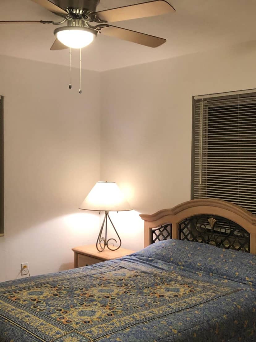 Beautiful Quiet Neighborhood — hotel room