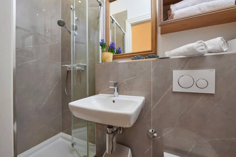 Little Roos — bathroom