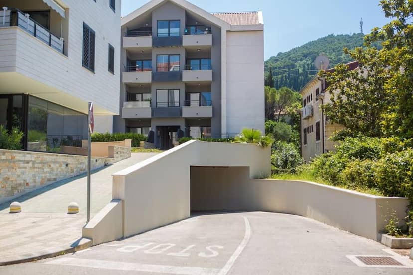 Greystar Apartment Dubrovnik — building
