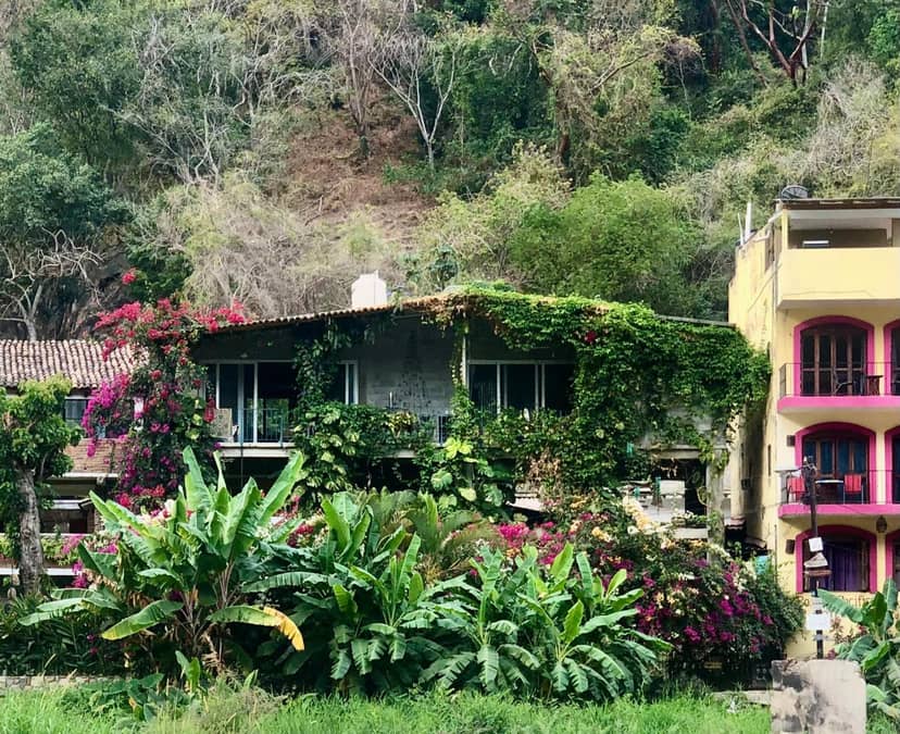 Casa Cereza Apartments — building