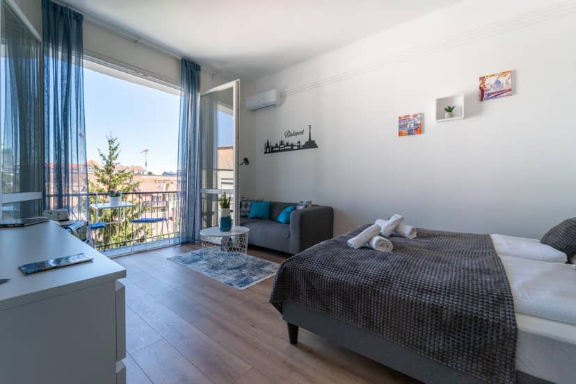 Sunhill Studio — hotel room