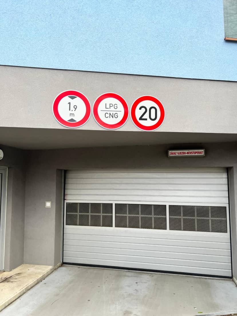 Maria Apartments - Free Parking — parking
