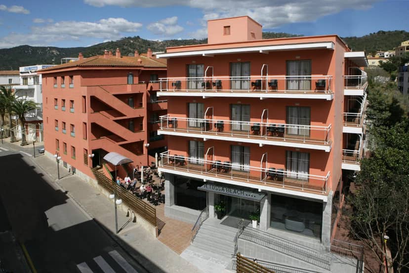 Tossa Beach Center — hotel building