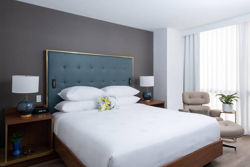 Le Meridien Essex Chicago — hotel room