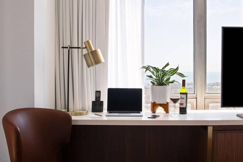 Le Meridien Essex Chicago — hotel room