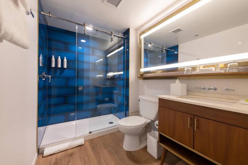 Le Meridien Essex Chicago — bathroom