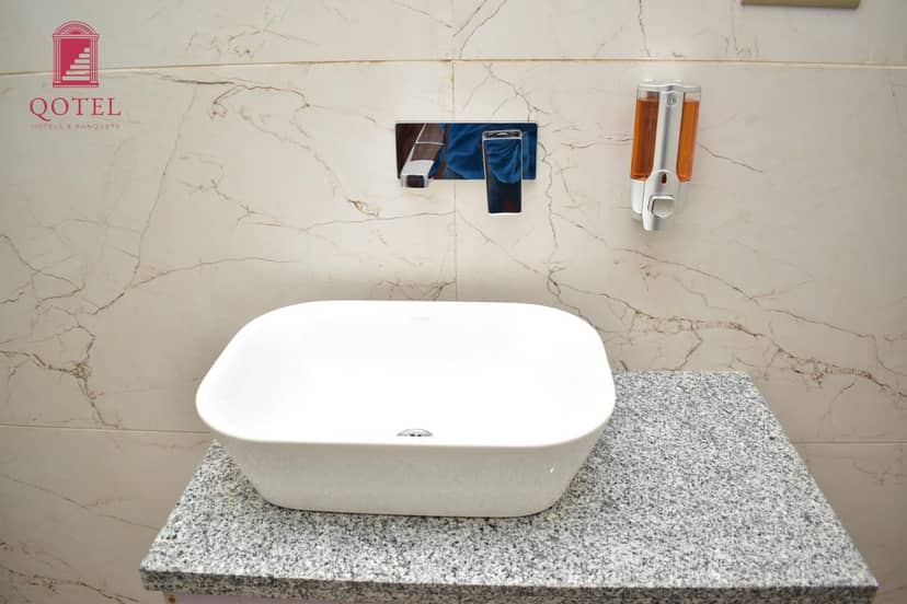 Qotel Comfort Ashok Vihar — bathroom