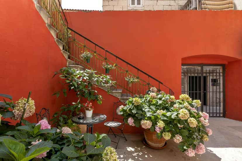 City Center Apartment Dvor Kalalarga — balance & terrace