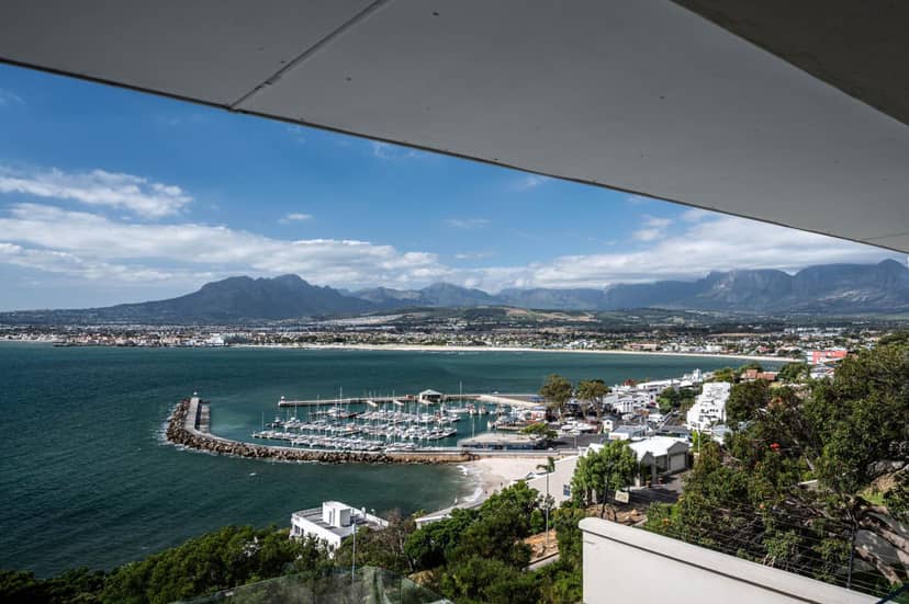 'Ocean Views', Modern, Spacious Home, 3 En-suite Bedrooms