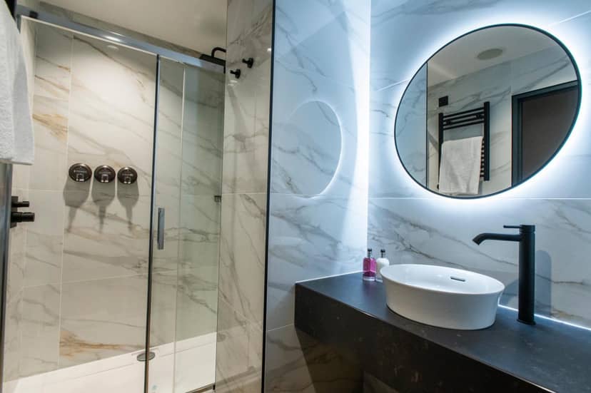 Tynecastle Park Hotel — bathroom