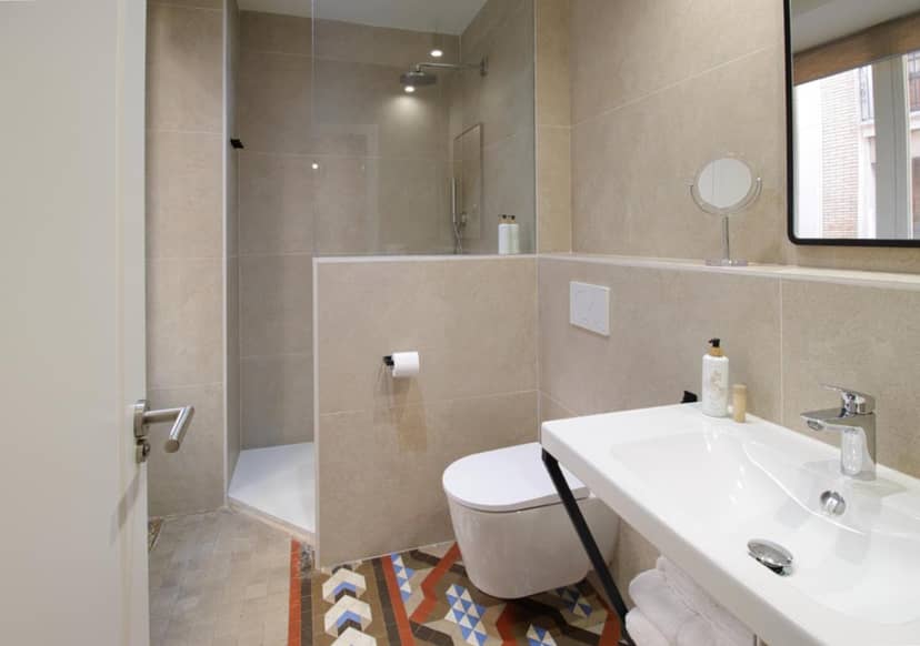 VALOLA Boutique Rooms — bathroom