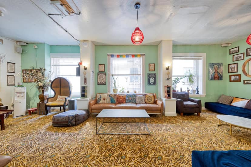 HI San Francisco Downtown Hostel — lounge