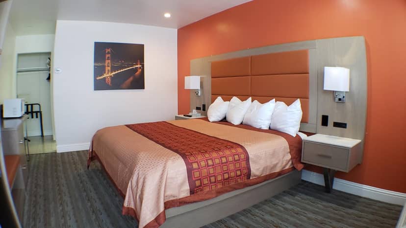 Presidio Parkway Inn — hotel room