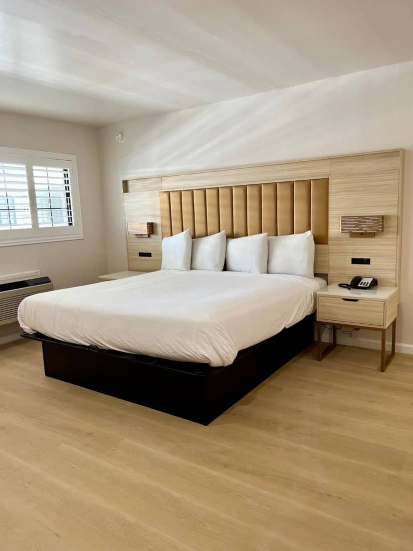 Nob Hill Motor Inn -Newly Updated Rooms! — bedroom