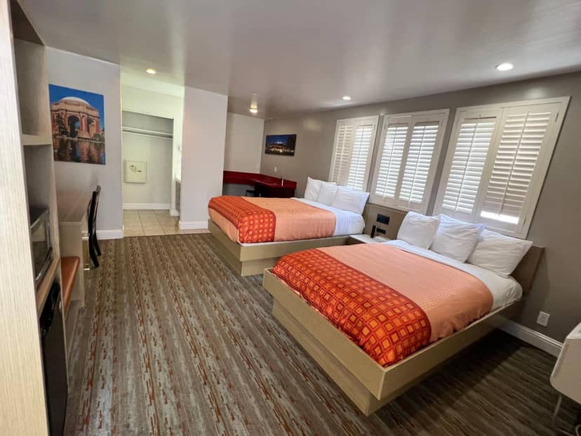 Presidio Parkway Inn — hotel room