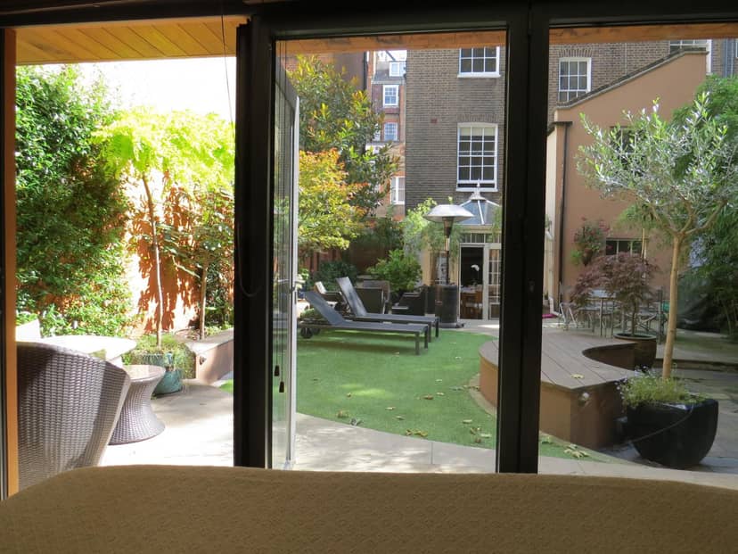 Romantic Bungalow in Notting Hill — balance & terrace