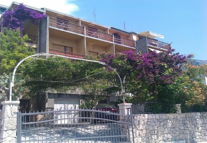 Apartments Bor — building