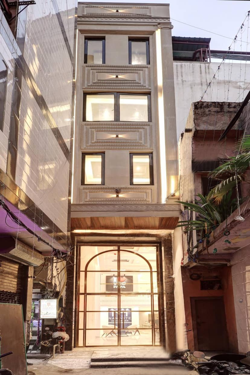 Hotel Namaste Hindustan Just a Minute Away From New Delhi Railway Station and Connaught place — building