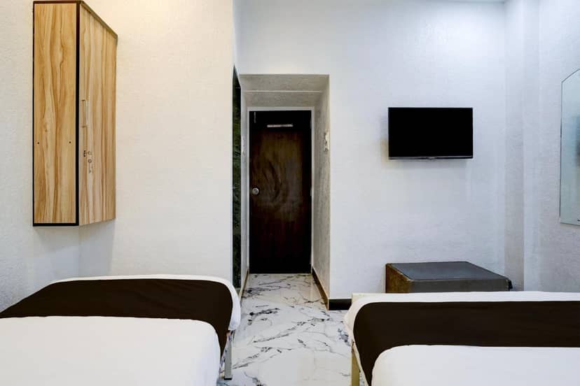 Hotel O Khar East Near Railway Station