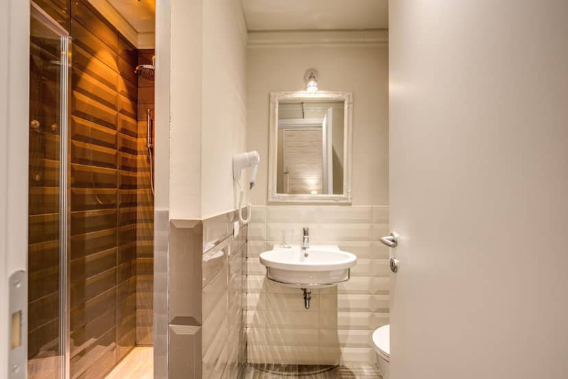 Casa Mia Vaticano Guest House — bathroom