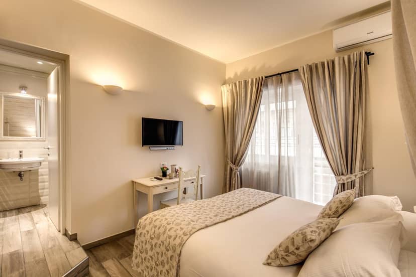 Casa Mia Vaticano Guest House — hotel room