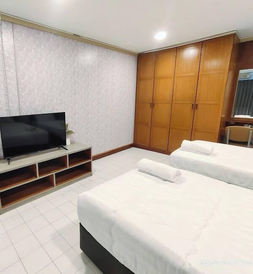 OYO 75446 Travis Inthamara 49 — hotel room