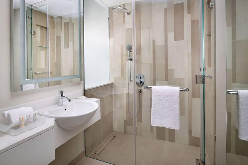 Holiday Inn & Suites Dubai Festival City by IHG — bathroom