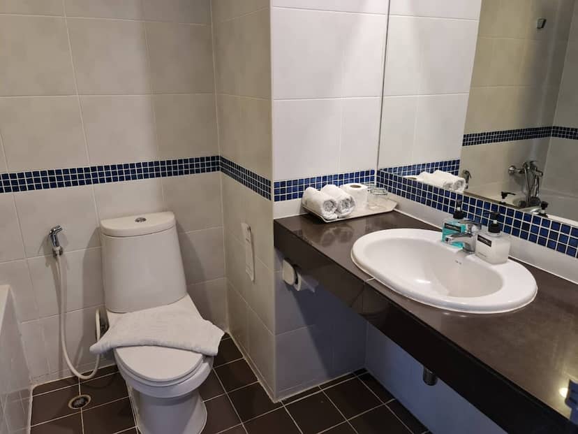 Naris Art Hotel — bathroom