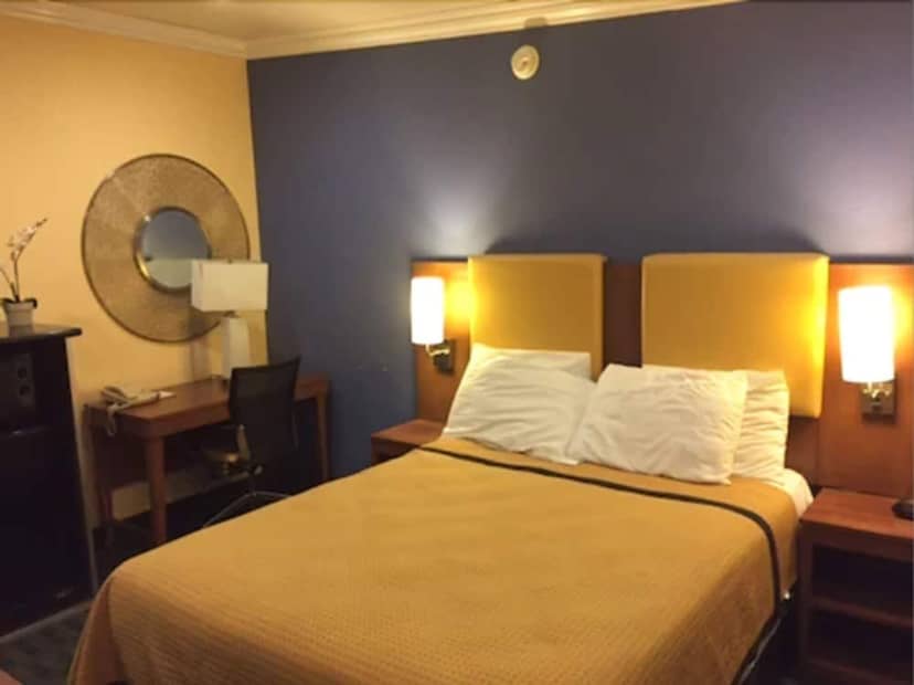 Days Inn by Wyndham San Francisco - Lombard — hotel room