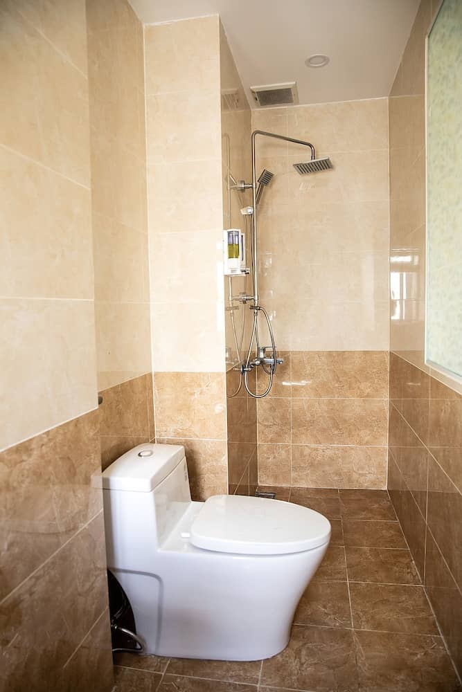 Tu Phuong Hotel — bathroom