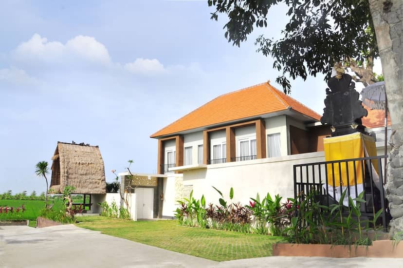 Villa Tangtu Beach Inn — building