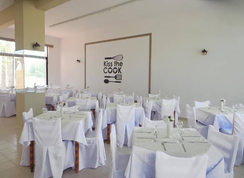 Villa Andrews Hotel — dining