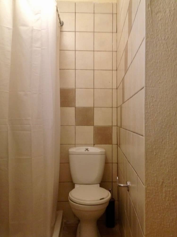 Auberge 32 | Old Town — bathroom