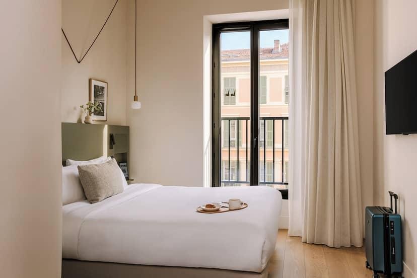 Ikonik Jean Medecin — hotel room