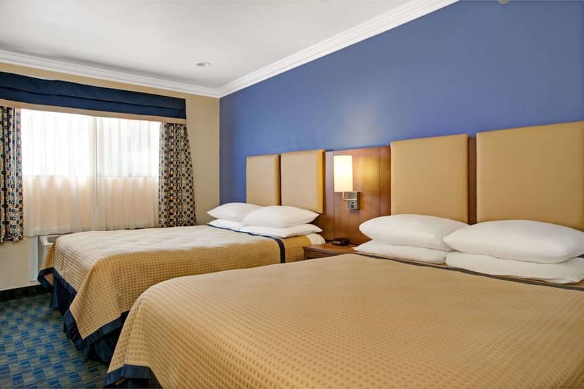Days Inn by Wyndham San Francisco - Lombard — hotel room