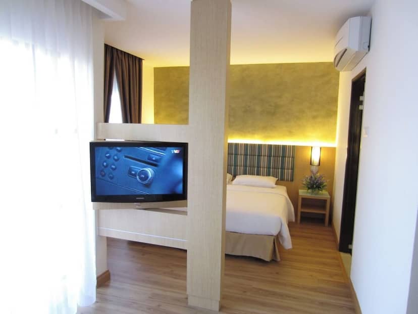 Bella Vista Waterfront Resort — hotel room