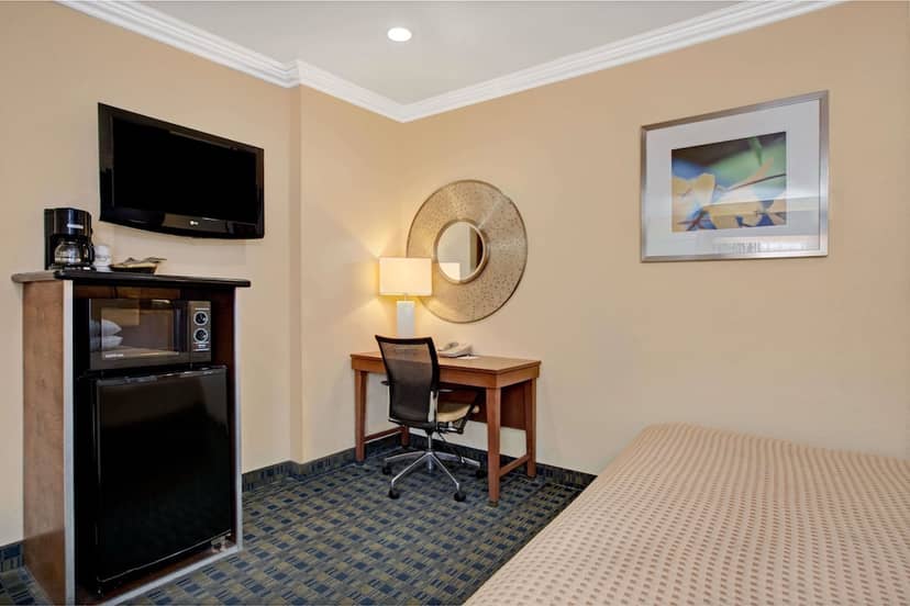 Days Inn by Wyndham San Francisco - Lombard — hotel room